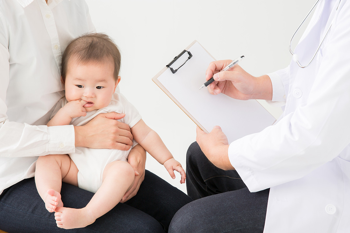 診察している子どもの画像