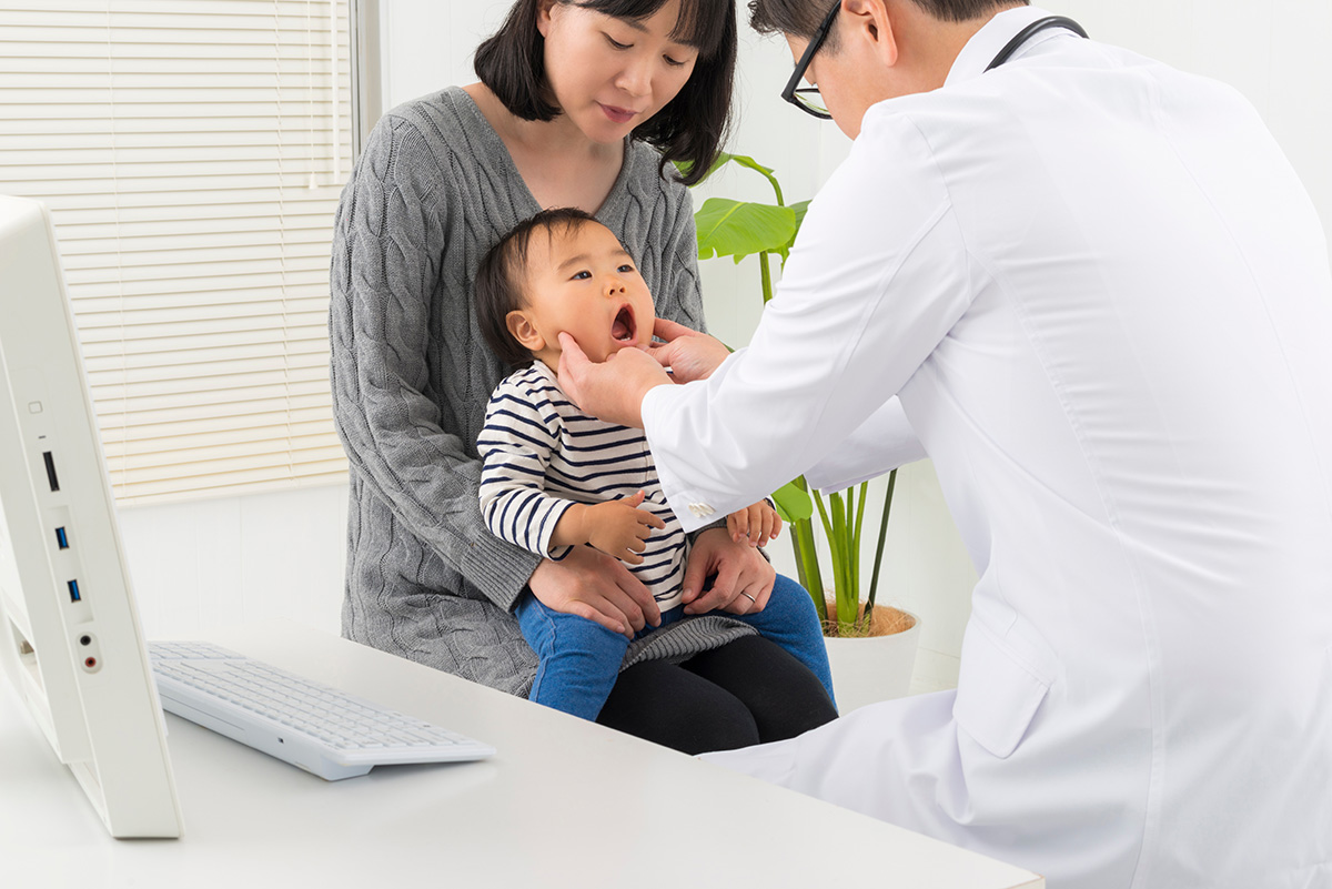 診察している子どもの画像
